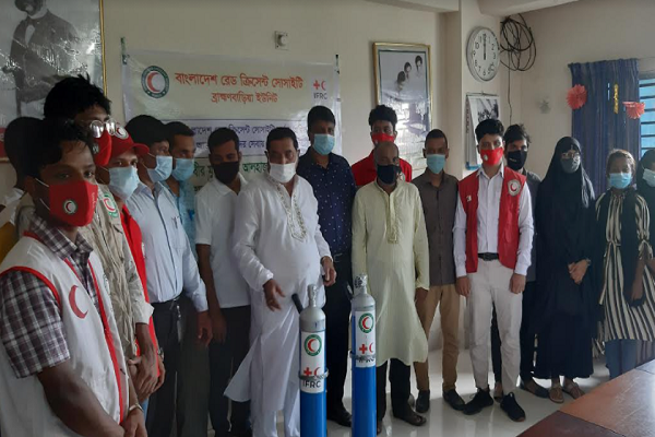 ব্রাহ্মণবাড়িয়া রেড ক্রিসেন্ট ইউনিটের উদ্যোগে অক্সিজেন সিলিন্ডার হস্তান্তর