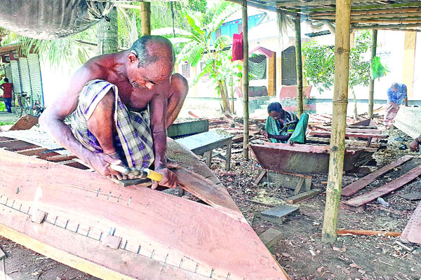বর্ষায় নৌকা তৈরির হিড়িক