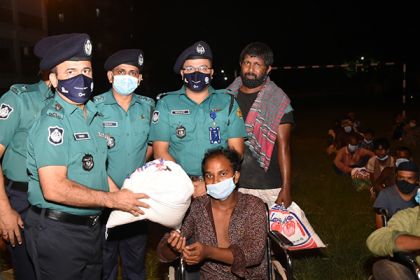 রাজধানীতে পুলিশ নারী কল্যাণ সমিতির উদ্যোগে ত্রাণ বিতরণ