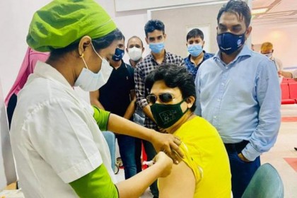টিকা নিলেন চিত্রনায়ক জায়েদ খান