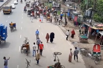 রাজধানীর যাত্রাবাড়ীর মহাসড়কে রিকশা চলাচলে পুলিশের বাধা