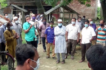 নওগাঁয় লকডাউন সফল করতে কাজ করছেন শিক্ষকরা