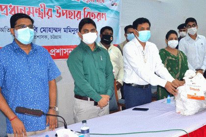 চট্টগ্রামে ৩০০ দৃষ্টি প্রতিবন্ধী ও মোটর শ্রমিকদের প্রধানমন্ত্রীর ত্রাণ