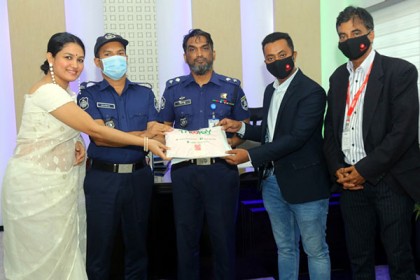 রাজারবাগ কেন্দ্রীয় পুলিশ হাসপাতাল ও ডিএমপির মিডিয়াকে স্বাস্থ্য সুরক্ষা সামগ্রী উপহার

