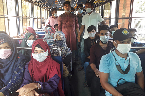 বিশ্ববিদ্যালয়ের বাসে বাড়ি ফিরল ভাসানী বিশ্ববিদ্যালয়ের শিক্ষার্থীরা