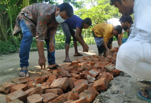 স্বেচ্ছাশ্রমে তিন কিলোমিটার সড়ক সংস্কার 