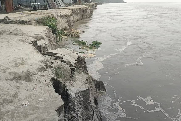 সিরাজগঞ্জে নদীর পানি কমায় তীরবর্তী এলাকায় ভাঙন