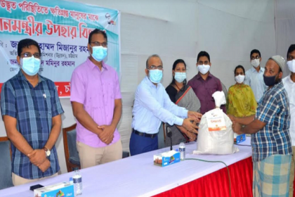 চট্টগ্রামে প্রধানমন্ত্রীর ত্রাণ পেল ২৫০ পরিবহন শ্রমিক