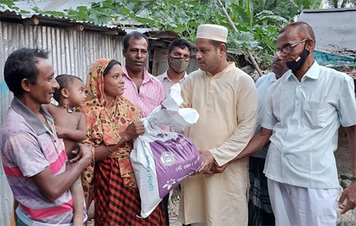 বাড়ি বাড়ি ত্রাণ পৌঁছে দিচ্ছেন আওয়ামী লীগ নেতা