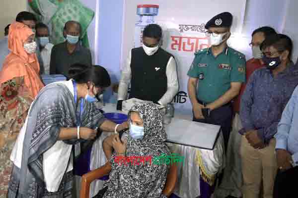 বরিশালে ৬টি কেন্দ্রে মডার্নার টিকা প্রদান শুরু