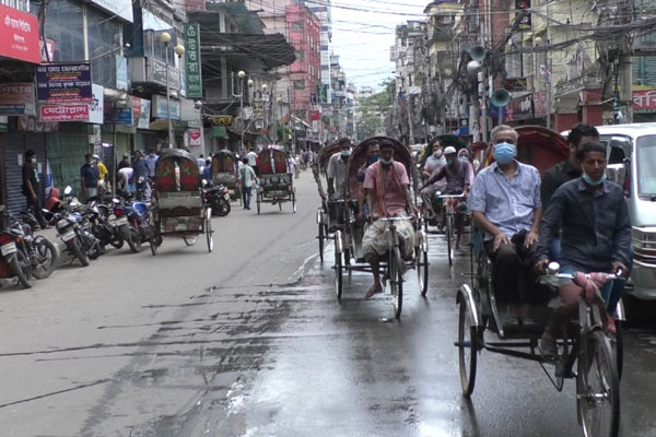 বরিশালের রাস্তায় বেড়েছে মানুষ ও যানবাহন 