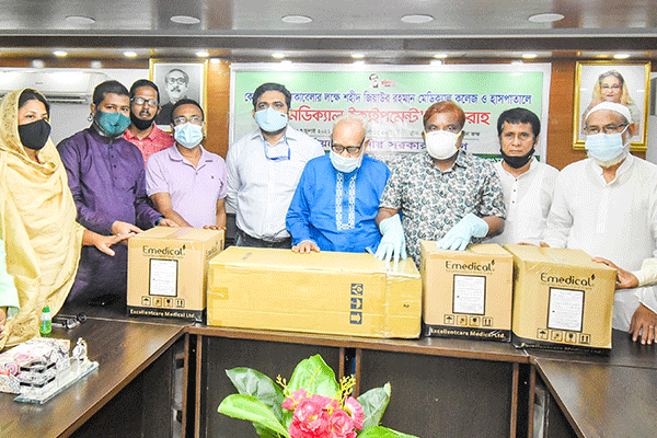 শজিমেকে সাড়ে ৮ লাখ টাকার চিকিৎসা সরঞ্জাম দিল জেলা পরিষদ