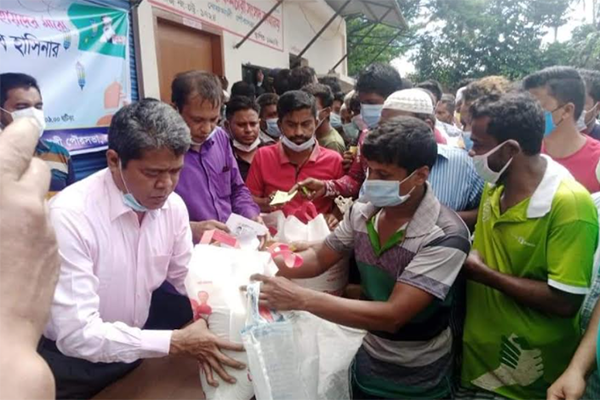 
নোয়াখালীতে কর্মহীনদের মাঝে খাদ্য সামগ্রী বিতরণ