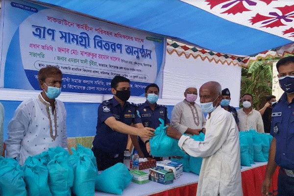করিমগঞ্জে ৩০০ পরিবহন শ্রমিকের মাঝে খাদ্য সহায়তা প্রদান