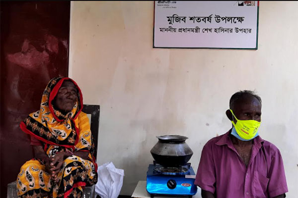 সেই গোলাপীর নতুন ঘরে আসবাবপত্র নিয়ে হাজির ডিসি!