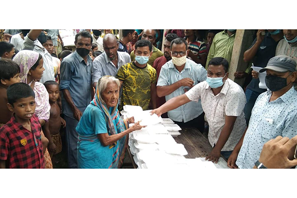 জলঢাকায় হতদরিদ্র মানুষের
মাঝে খাবার বিতরণ 