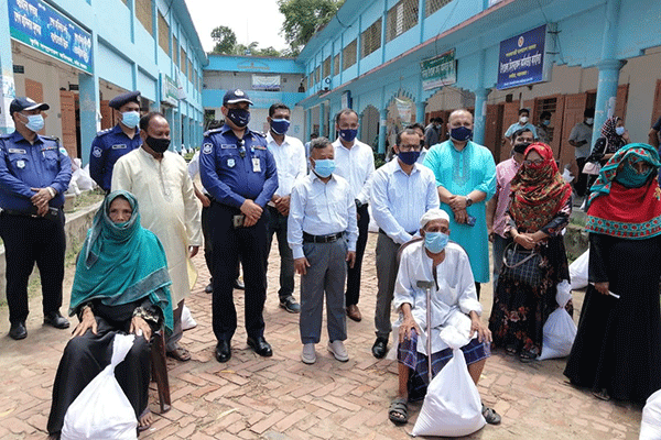 চকরিয়ায় কর্মহীন মানুষের মাঝে প্রধানমন্ত্রীর উপহার প্রদান 

