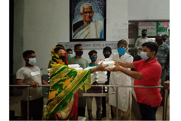 দিনাজপুরে মেডিকেল কলেজ হাসপাতালে চিকিৎসাধীন 
রোগীর স্বজনদের মাঝে খাদ্য বিতরণ