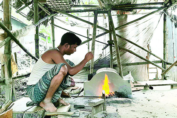 হাতুড়ির টুংটাং কামারপল্লীতে