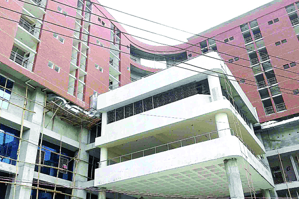 চিকিৎসা ব্যাহত ডাক্তার ও যন্ত্রপাতির অভাবে