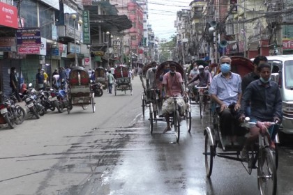 বরিশালের রাস্তায় বেড়েছে মানুষ ও যানবাহন 
