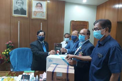 ভাতার টাকায় করোনা প্রতিরোধ সামগ্রী দিলেন মুক্তিযোদ্ধারা 