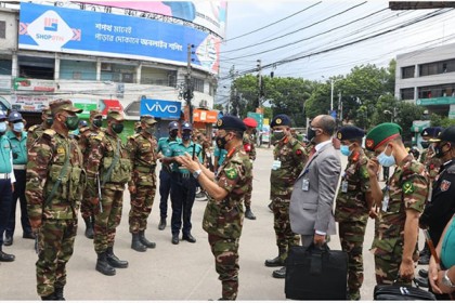 খুলনায় মানবিক সহায়তা ও সেনা সদস্যদের টহল কার্যক্রম পরিদর্শন করলেন সেনাবাহিনী প্রধান

