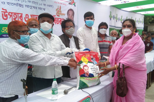 চাঁপাইনবাবগঞ্জে ৩ হাজার মানুষ পেল ঈদ সামগ্রী ও খাদ্য সহায়তা