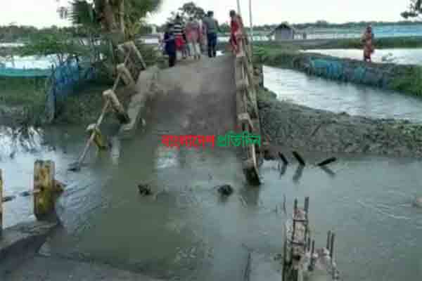 মোংলায় সেতু ভেঙ্গে খালে, জনদুর্ভোগের হাজারো মানুষ