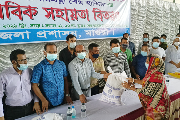 মাগুরায় হোটেল শ্রমিকদের মাঝে খাদ্য সামগ্রী বিতরণ