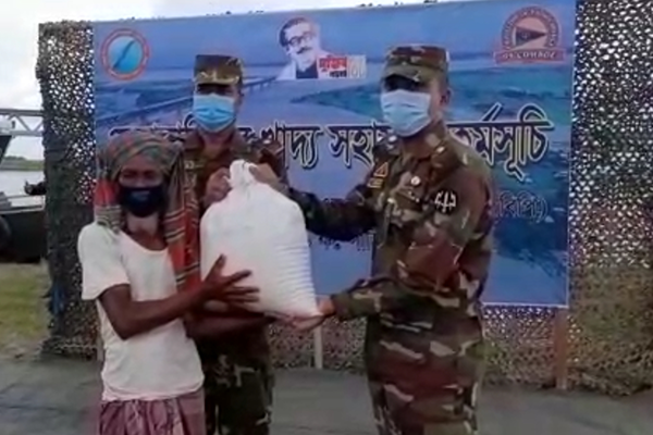 শরীয়তপুরে নদী ভাঙন কবলিত মানুষের মাঝে সেনাবাহিনীর খাদ্য সহায়তা