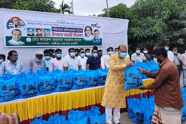 গাজীপুরে পরিবহন শ্রমিকদের মাঝে ঈদ সামগ্রী বিতরণ
