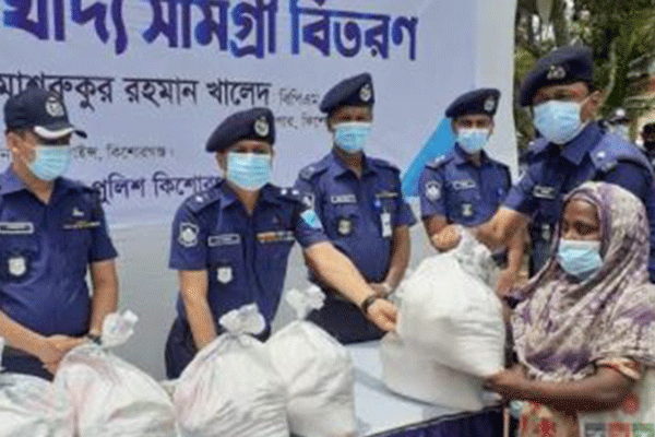 কিশোরগঞ্জে পুলিশের ত্রাণ সামগ্রী বিতরণ

