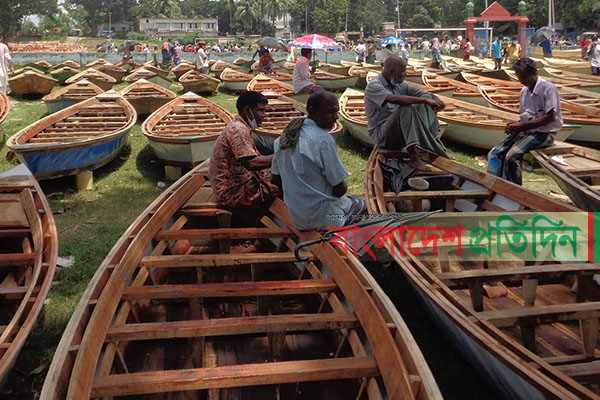 মানিকগঞ্জে হাটে প্রচুর নৌকা, ক্রেতা কম