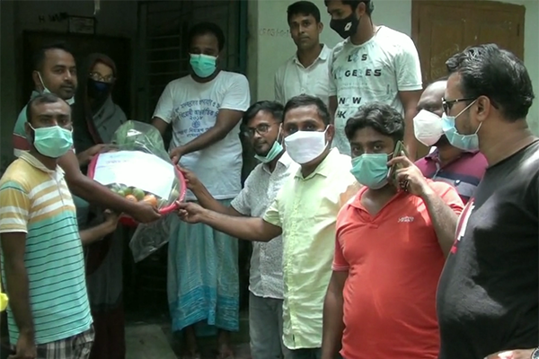 বাগেরহাটে করোনা আক্রান্ত নেতাকর্মীদের 
বাড়িতে ফলমূল বিতরণ যুবদলের