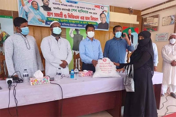 করোনায় ক্ষতিগ্রস্ত ১১৪২ পরিবারকে উপহার সামগ্রী দিলেন কাশিনগর ইউপি চেয়ারম্যান 


