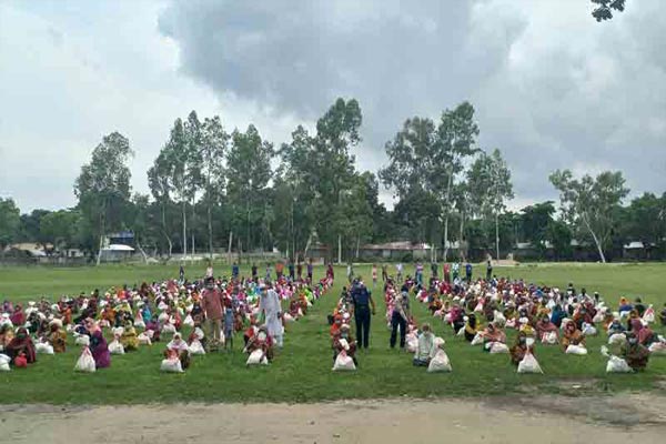 সাঘাটায় ৩০০ অতিদরিদ্র পরিবারকে বসুন্ধরা গ্রুপের ত্রাণ সহায়তা