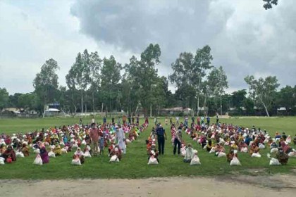 সাঘাটায় ৩০০ অতিদরিদ্র পরিবারকে বসুন্ধরা গ্রুপের ত্রাণ সহায়তা
