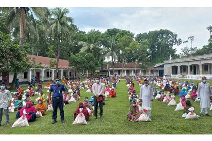 সাদুল্লাপুরে ৩০০ অসহায় পরিবারকে বসুন্ধরা গ্রুপের ত্রাণ সহায়তা