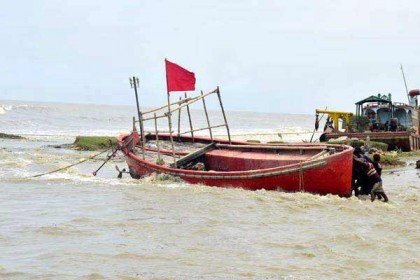 নদীবন্দরে সতর্ক সংকেত