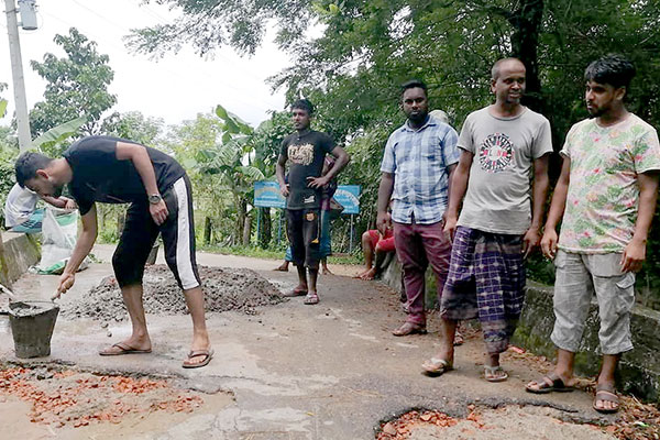 বিশ্বনাথে স্বেচ্ছাশ্রমে সড়ক মেরামত করলেন তরুণেরা