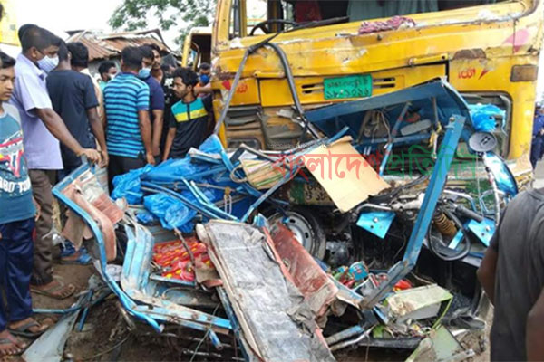 ট্রাকের ধাক্কায় দুমড়ে-মুচড়ে গেল অটোরিকশা, তিন যাত্রী নিহত