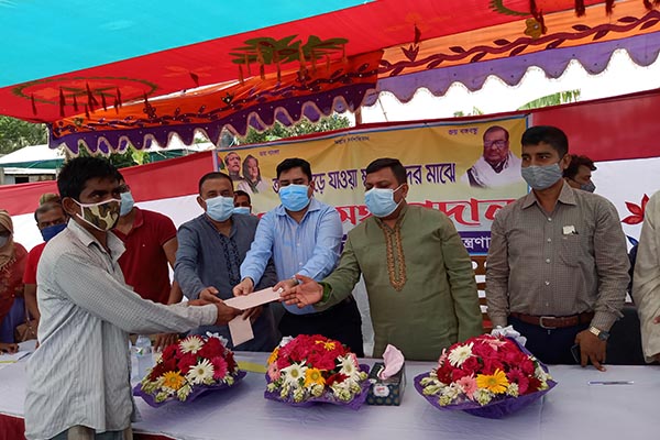 কালিয়াকৈরে আগুনে পুড়ে ক্ষতিগ্রস্তদের মাঝে অর্থ প্রদান