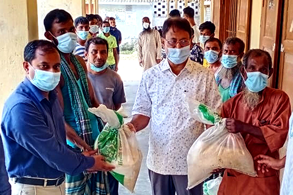 কলাপাড়ায় কর্মহীন নৌ শ্রমিকদের মাঝে খাদ্য সামগ্রী বিতরণ