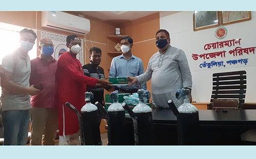 তেঁতুলিয়ায় অক্সিজেন সিলিন্ডার দিল শিশুস্বর্গ