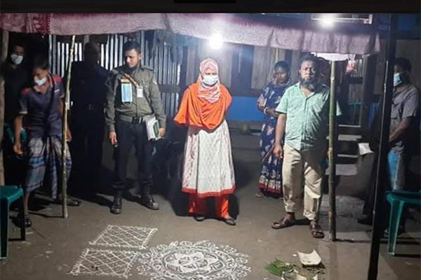 বরের আগেই কনের বাড়িতে পৌঁছে গেলেন ইউএনও 

