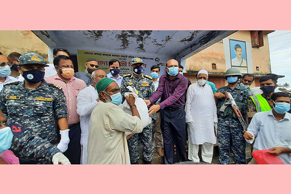 মোংলা বন্দরে জাহাজে কর্মরত শ্রমিক-কর্মচারীর মাঝে ত্রাণ বিতরণ