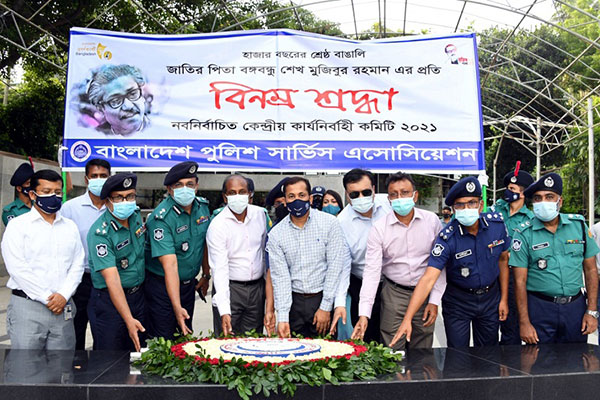 বঙ্গবন্ধুর প্রতিকৃতিতে শ্রদ্ধা জানালো বাংলাদেশ পুলিশ সার্ভিস এসোসিয়েশনের নবনির্বাচিত কমিটি

