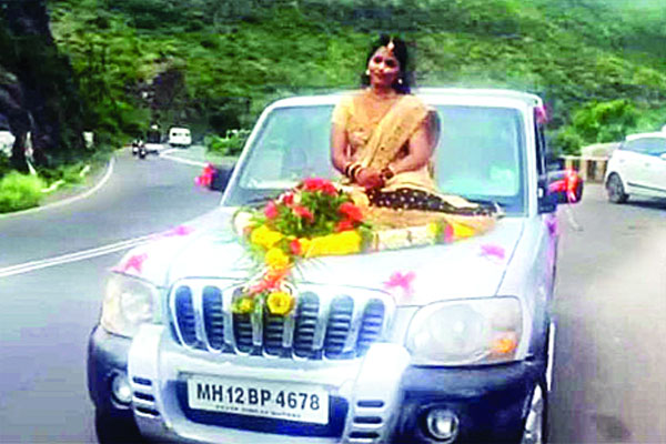 গাড়ির ওপর বসে গ্রেফতার কনে
