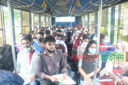 বিশ্ববিদ্যালয়ের বাসে বাড়ি ফিরছে বেরোবি’র শিক্ষার্থীরা